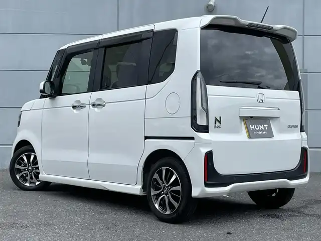 ホンダ Ｎ ＢＯＸ カスタム 千葉県 2023(令5)年 1.4万km プラチナホワイトパール N-BOXカスタム （NA車）/・純正ディスプレイオーディオ/・フルセグテレビ/・Bluetooth/USB接続機能/・バックカメラ/・ETC2.0/・ベンチシート/・シートヒーター（運転席・助手席）/・純正フロアマット/・両側電動スライドドア/・純正14インチアルミホイール/・純正LEDヘッドライト/・オートマチックハイビーム/・衝突軽減ブレーキ/・レーンキープアシスト/・アダプティブクルーズコントロール/・電動パーキングブレーキ/・ブレーキホールド/・スマートキー/・プッシュスタート/・オートエアコン