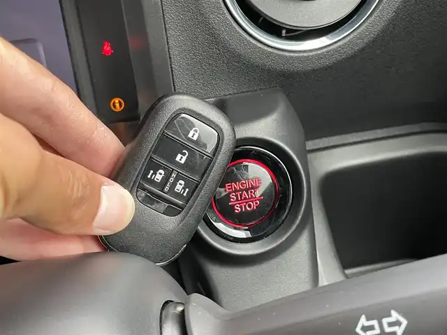 ホンダ Ｎ ＢＯＸ カスタム 千葉県 2023(令5)年 1.4万km プラチナホワイトパール N-BOXカスタム （NA車）/・純正ディスプレイオーディオ/・フルセグテレビ/・Bluetooth/USB接続機能/・バックカメラ/・ETC2.0/・ベンチシート/・シートヒーター（運転席・助手席）/・純正フロアマット/・両側電動スライドドア/・純正14インチアルミホイール/・純正LEDヘッドライト/・オートマチックハイビーム/・衝突軽減ブレーキ/・レーンキープアシスト/・アダプティブクルーズコントロール/・電動パーキングブレーキ/・ブレーキホールド/・スマートキー/・プッシュスタート/・オートエアコン