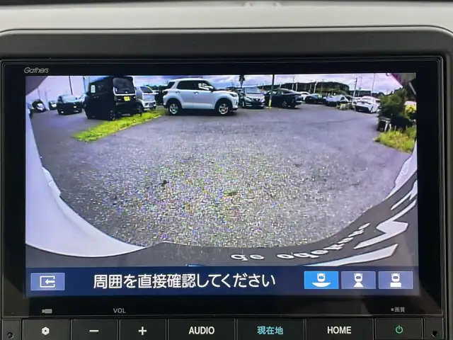 ホンダ Ｎ ＢＯＸ カスタム 千葉県 2023(令5)年 1.4万km プラチナホワイトパール N-BOXカスタム （NA車）/・純正ディスプレイオーディオ/・フルセグテレビ/・Bluetooth/USB接続機能/・バックカメラ/・ETC2.0/・ベンチシート/・シートヒーター（運転席・助手席）/・純正フロアマット/・両側電動スライドドア/・純正14インチアルミホイール/・純正LEDヘッドライト/・オートマチックハイビーム/・衝突軽減ブレーキ/・レーンキープアシスト/・アダプティブクルーズコントロール/・電動パーキングブレーキ/・ブレーキホールド/・スマートキー/・プッシュスタート/・オートエアコン