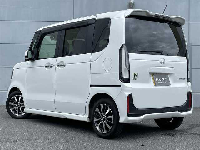 ホンダ Ｎ ＢＯＸ カスタム 千葉県 2023(令5)年 1.4万km プラチナホワイトパール N-BOXカスタム （NA車）/・純正8インチ Honda CONNECTナビ/・フルセグテレビ/・Bluetooth/USB接続機能/・バックカメラ/・ETC2.0/・ベンチシート/・シートヒーター（運転席・助手席）/・純正フロアマット/・両側電動スライドドア/・純正14インチアルミホイール/・純正LEDヘッドライト/・オートマチックハイビーム/・衝突軽減ブレーキ/・レーンキープアシスト/・アダプティブクルーズコントロール/・電動パーキングブレーキ/・ブレーキホールド/・スマートキー/・プッシュスタート/・オートエアコン