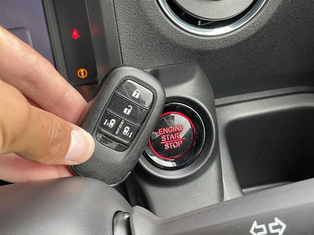 ホンダ Ｎ ＢＯＸ カスタム 千葉県 2023(令5)年 1.4万km プラチナホワイトパール N-BOXカスタム （NA車）/・純正8インチ Honda CONNECTナビ/・フルセグテレビ/・Bluetooth/USB接続機能/・バックカメラ/・ETC2.0/・ベンチシート/・シートヒーター（運転席・助手席）/・純正フロアマット/・両側電動スライドドア/・純正14インチアルミホイール/・純正LEDヘッドライト/・オートマチックハイビーム/・衝突軽減ブレーキ/・レーンキープアシスト/・アダプティブクルーズコントロール/・電動パーキングブレーキ/・ブレーキホールド/・スマートキー/・プッシュスタート/・オートエアコン