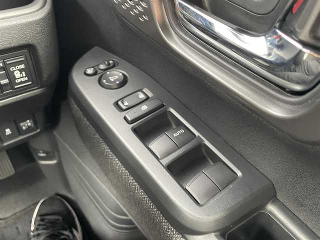 ホンダ Ｎ ＢＯＸ カスタム 千葉県 2023(令5)年 1.4万km プラチナホワイトパール N-BOXカスタム （NA車）/・純正8インチ Honda CONNECTナビ/・フルセグテレビ/・Bluetooth/USB接続機能/・バックカメラ/・ETC2.0/・ベンチシート/・シートヒーター（運転席・助手席）/・純正フロアマット/・両側電動スライドドア/・純正14インチアルミホイール/・純正LEDヘッドライト/・オートマチックハイビーム/・衝突軽減ブレーキ/・レーンキープアシスト/・アダプティブクルーズコントロール/・電動パーキングブレーキ/・ブレーキホールド/・スマートキー/・プッシュスタート/・オートエアコン