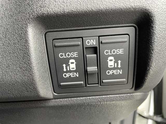 ホンダ Ｎ ＢＯＸ カスタム 千葉県 2023(令5)年 1.4万km プラチナホワイトパール N-BOXカスタム （NA車）/・純正8インチ Honda CONNECTナビ/・フルセグテレビ/・Bluetooth/USB接続機能/・バックカメラ/・ETC2.0/・ベンチシート/・シートヒーター（運転席・助手席）/・純正フロアマット/・両側電動スライドドア/・純正14インチアルミホイール/・純正LEDヘッドライト/・オートマチックハイビーム/・衝突軽減ブレーキ/・レーンキープアシスト/・アダプティブクルーズコントロール/・電動パーキングブレーキ/・ブレーキホールド/・スマートキー/・プッシュスタート/・オートエアコン