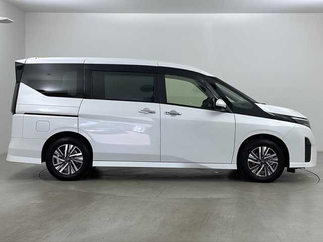 日産 セレナ e－パワー ハイウェイスター V 道央・札幌 2024(令6)年 0.5万km プリズムホワイト ・ワンオーナー/・純正ディスプレイオーディオ&フルセグ&BT&AppleCarPlay&AndroidAuto/・全方位モニター/・エマージェンシーブレーキ/・プロパイロット/・ビークルダイナミクスコントロール/・車線維持支援機能/・側方支援機能/・後側方支援機能/・先行車発進お知らせ/・標識検知支援機能/・駐車支援機能/・ドライバーモニター/・アダプティブクルーズコントロール/・両側パワースライドドア/・ハンズフリーオートスライドドア/・スマートルームミラー/・置くだけ充電/・電動パーキングブレーキ/・ブレーキホールド/・オートマチックハイビーム/・オートライト/・LEDヘッドライト/・LEDフォグ/・スマートキー/・スペアキー/・プッシュスタート/・横滑り防止