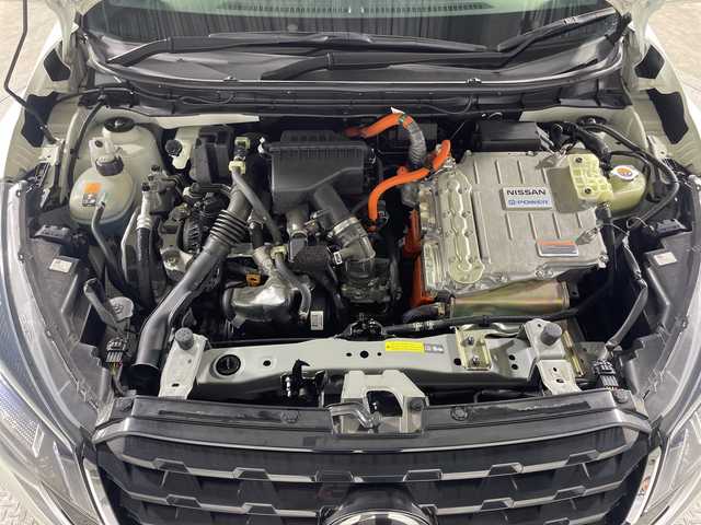 日産 キックス X 神奈川県 2020(令2)年 2.8万km ブリリアントホワイトパール/ピュアブラック 2トーン 2トンカラー部リリアンホワイトパール【XDN】/純正9型SDナビゲーション【MM319D-L】/フルセグ　CD DVD Bluetooth　SD　AM FM /インテリジェントアラウンドビューモニター/インテリジェントルームミラー/セーフティアシスト/プロパイロット/インテリジェントエマージェンシーブレーキ/インテリジェントLI【車線逸脱防止支援システム】/LDW車線逸脱警報/インテリジェントDA【ふらつき警報】/踏み間違い防止アシスト/ハイビームアシスト/アイドリングストップ/SOSコール/電動パーキングブレーキ/オートブレーキホールド/革巻きステアリング/ステアリングスイッチ/アダバンスドドライブアシストディスプレイ/合皮コンビシート/ビルトインETC/社外前方ドライブレコーダー/プッシュスタート/スマートキー/LEDヘッドランプ/オートライト/LEDフロントフォグランプ/純正17インチアルミホイール/シルバールーフレール