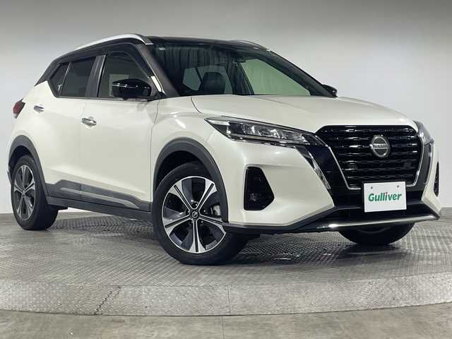 日産 キックス X 神奈川県 2020(令2)年 2.8万km ブリリアントホワイトパール/ピュアブラック 2トーン 2トンカラー部リリアンホワイトパール【XDN】/純正9型SDナビゲーション【MM319D-L】/フルセグ　CD DVD Bluetooth　SD　AM FM /インテリジェントアラウンドビューモニター/インテリジェントルームミラー/セーフティアシスト/プロパイロット/インテリジェントエマージェンシーブレーキ/インテリジェントLI【車線逸脱防止支援システム】/LDW車線逸脱警報/インテリジェントDA【ふらつき警報】/踏み間違い防止アシスト/ハイビームアシスト/アイドリングストップ/SOSコール/電動パーキングブレーキ/オートブレーキホールド/革巻きステアリング/ステアリングスイッチ/アダバンスドドライブアシストディスプレイ/合皮コンビシート/ビルトインETC/社外前方ドライブレコーダー/プッシュスタート/スマートキー/LEDヘッドランプ/オートライト/LEDフロントフォグランプ/純正17インチアルミホイール/シルバールーフレール