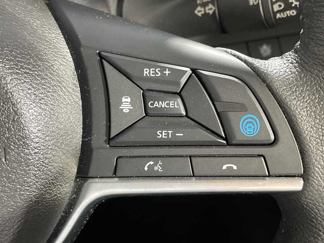 日産 キックス X 神奈川県 2020(令2)年 2.8万km ブリリアントホワイトパール/ピュアブラック 2トーン 2トンカラー部リリアンホワイトパール【XDN】/純正9型SDナビゲーション【MM319D-L】/フルセグ　CD DVD Bluetooth　SD　AM FM /インテリジェントアラウンドビューモニター/インテリジェントルームミラー/セーフティアシスト/プロパイロット/インテリジェントエマージェンシーブレーキ/インテリジェントLI【車線逸脱防止支援システム】/LDW車線逸脱警報/インテリジェントDA【ふらつき警報】/踏み間違い防止アシスト/ハイビームアシスト/アイドリングストップ/SOSコール/電動パーキングブレーキ/オートブレーキホールド/革巻きステアリング/ステアリングスイッチ/アダバンスドドライブアシストディスプレイ/合皮コンビシート/ビルトインETC/社外前方ドライブレコーダー/プッシュスタート/スマートキー/LEDヘッドランプ/オートライト/LEDフロントフォグランプ/純正17インチアルミホイール/シルバールーフレール