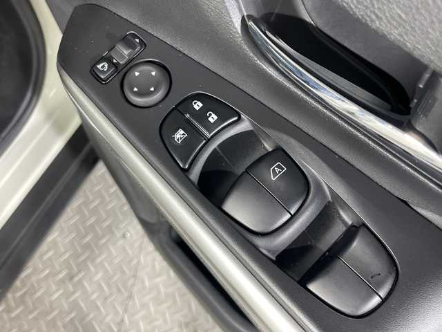 日産 キックス X 神奈川県 2020(令2)年 2.8万km ブリリアントホワイトパール/ピュアブラック 2トーン 2トンカラー部リリアンホワイトパール【XDN】/純正9型SDナビゲーション【MM319D-L】/フルセグ　CD DVD Bluetooth　SD　AM FM /インテリジェントアラウンドビューモニター/インテリジェントルームミラー/セーフティアシスト/プロパイロット/インテリジェントエマージェンシーブレーキ/インテリジェントLI【車線逸脱防止支援システム】/LDW車線逸脱警報/インテリジェントDA【ふらつき警報】/踏み間違い防止アシスト/ハイビームアシスト/アイドリングストップ/SOSコール/電動パーキングブレーキ/オートブレーキホールド/革巻きステアリング/ステアリングスイッチ/アダバンスドドライブアシストディスプレイ/合皮コンビシート/ビルトインETC/社外前方ドライブレコーダー/プッシュスタート/スマートキー/LEDヘッドランプ/オートライト/LEDフロントフォグランプ/純正17インチアルミホイール/シルバールーフレール