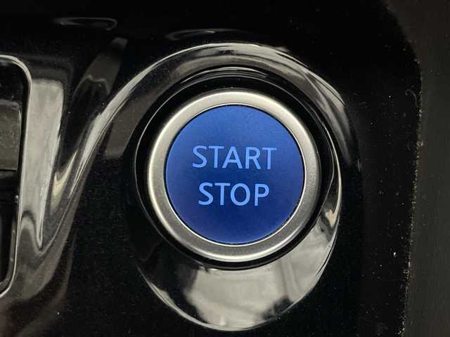 日産 キックス X 神奈川県 2020(令2)年 2.8万km ブリリアントホワイトパール/ピュアブラック 2トーン 2トンカラー部リリアンホワイトパール【XDN】/純正9型SDナビゲーション【MM319D-L】/フルセグ　CD DVD Bluetooth　SD　AM FM /インテリジェントアラウンドビューモニター/インテリジェントルームミラー/セーフティアシスト/プロパイロット/インテリジェントエマージェンシーブレーキ/インテリジェントLI【車線逸脱防止支援システム】/LDW車線逸脱警報/インテリジェントDA【ふらつき警報】/踏み間違い防止アシスト/ハイビームアシスト/アイドリングストップ/SOSコール/電動パーキングブレーキ/オートブレーキホールド/革巻きステアリング/ステアリングスイッチ/アダバンスドドライブアシストディスプレイ/合皮コンビシート/ビルトインETC/社外前方ドライブレコーダー/プッシュスタート/スマートキー/LEDヘッドランプ/オートライト/LEDフロントフォグランプ/純正17インチアルミホイール/シルバールーフレール