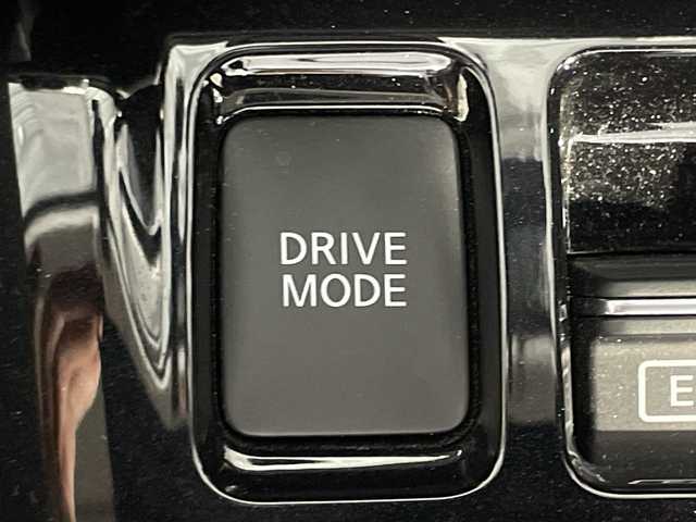 日産 キックス X 神奈川県 2020(令2)年 2.8万km ブリリアントホワイトパール/ピュアブラック 2トーン 2トンカラー部リリアンホワイトパール【XDN】/純正9型SDナビゲーション【MM319D-L】/フルセグ　CD DVD Bluetooth　SD　AM FM /インテリジェントアラウンドビューモニター/インテリジェントルームミラー/セーフティアシスト/プロパイロット/インテリジェントエマージェンシーブレーキ/インテリジェントLI【車線逸脱防止支援システム】/LDW車線逸脱警報/インテリジェントDA【ふらつき警報】/踏み間違い防止アシスト/ハイビームアシスト/アイドリングストップ/SOSコール/電動パーキングブレーキ/オートブレーキホールド/革巻きステアリング/ステアリングスイッチ/アダバンスドドライブアシストディスプレイ/合皮コンビシート/ビルトインETC/社外前方ドライブレコーダー/プッシュスタート/スマートキー/LEDヘッドランプ/オートライト/LEDフロントフォグランプ/純正17インチアルミホイール/シルバールーフレール