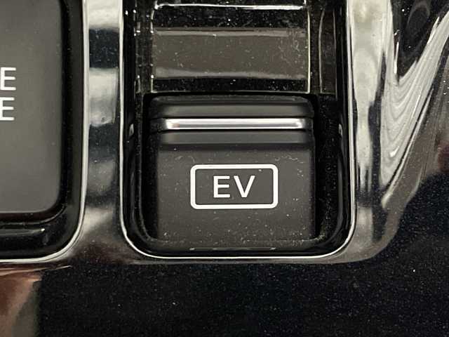 日産 キックス X 神奈川県 2020(令2)年 2.8万km ブリリアントホワイトパール/ピュアブラック 2トーン 2トンカラー部リリアンホワイトパール【XDN】/純正9型SDナビゲーション【MM319D-L】/フルセグ　CD DVD Bluetooth　SD　AM FM /インテリジェントアラウンドビューモニター/インテリジェントルームミラー/セーフティアシスト/プロパイロット/インテリジェントエマージェンシーブレーキ/インテリジェントLI【車線逸脱防止支援システム】/LDW車線逸脱警報/インテリジェントDA【ふらつき警報】/踏み間違い防止アシスト/ハイビームアシスト/アイドリングストップ/SOSコール/電動パーキングブレーキ/オートブレーキホールド/革巻きステアリング/ステアリングスイッチ/アダバンスドドライブアシストディスプレイ/合皮コンビシート/ビルトインETC/社外前方ドライブレコーダー/プッシュスタート/スマートキー/LEDヘッドランプ/オートライト/LEDフロントフォグランプ/純正17インチアルミホイール/シルバールーフレール