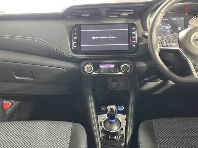 日産 キックス X 神奈川県 2020(令2)年 2.8万km ブリリアントホワイトパール/ピュアブラック 2トーン 2トンカラー部リリアンホワイトパール【XDN】/純正9型SDナビゲーション【MM319D-L】/フルセグ　CD DVD Bluetooth　SD　AM FM /インテリジェントアラウンドビューモニター/インテリジェントルームミラー/セーフティアシスト/プロパイロット/インテリジェントエマージェンシーブレーキ/インテリジェントLI【車線逸脱防止支援システム】/LDW車線逸脱警報/インテリジェントDA【ふらつき警報】/踏み間違い防止アシスト/ハイビームアシスト/アイドリングストップ/SOSコール/電動パーキングブレーキ/オートブレーキホールド/革巻きステアリング/ステアリングスイッチ/アダバンスドドライブアシストディスプレイ/合皮コンビシート/ビルトインETC/社外前方ドライブレコーダー/プッシュスタート/スマートキー/LEDヘッドランプ/オートライト/LEDフロントフォグランプ/純正17インチアルミホイール/シルバールーフレール