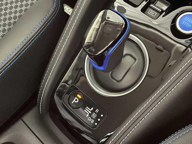 日産 キックス X 神奈川県 2020(令2)年 2.8万km ブリリアントホワイトパール/ピュアブラック 2トーン 2トンカラー部リリアンホワイトパール【XDN】/純正9型SDナビゲーション【MM319D-L】/フルセグ　CD DVD Bluetooth　SD　AM FM /インテリジェントアラウンドビューモニター/インテリジェントルームミラー/セーフティアシスト/プロパイロット/インテリジェントエマージェンシーブレーキ/インテリジェントLI【車線逸脱防止支援システム】/LDW車線逸脱警報/インテリジェントDA【ふらつき警報】/踏み間違い防止アシスト/ハイビームアシスト/アイドリングストップ/SOSコール/電動パーキングブレーキ/オートブレーキホールド/革巻きステアリング/ステアリングスイッチ/アダバンスドドライブアシストディスプレイ/合皮コンビシート/ビルトインETC/社外前方ドライブレコーダー/プッシュスタート/スマートキー/LEDヘッドランプ/オートライト/LEDフロントフォグランプ/純正17インチアルミホイール/シルバールーフレール