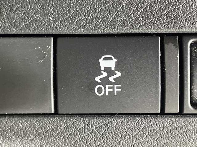 日産 キックス X 神奈川県 2020(令2)年 2.8万km ブリリアントホワイトパール/ピュアブラック 2トーン 2トンカラー部リリアンホワイトパール【XDN】/純正9型SDナビゲーション【MM319D-L】/フルセグ　CD DVD Bluetooth　SD　AM FM /インテリジェントアラウンドビューモニター/インテリジェントルームミラー/セーフティアシスト/プロパイロット/インテリジェントエマージェンシーブレーキ/インテリジェントLI【車線逸脱防止支援システム】/LDW車線逸脱警報/インテリジェントDA【ふらつき警報】/踏み間違い防止アシスト/ハイビームアシスト/アイドリングストップ/SOSコール/電動パーキングブレーキ/オートブレーキホールド/革巻きステアリング/ステアリングスイッチ/アダバンスドドライブアシストディスプレイ/合皮コンビシート/ビルトインETC/社外前方ドライブレコーダー/プッシュスタート/スマートキー/LEDヘッドランプ/オートライト/LEDフロントフォグランプ/純正17インチアルミホイール/シルバールーフレール