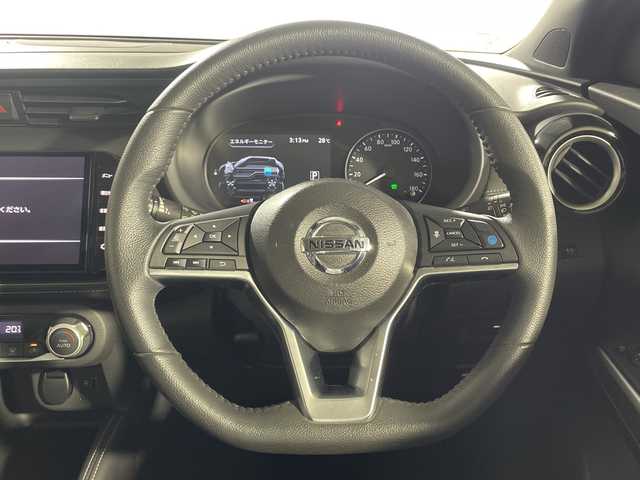 日産 キックス X 神奈川県 2020(令2)年 2.8万km ブリリアントホワイトパール/ピュアブラック 2トーン 2トンカラー部リリアンホワイトパール【XDN】/純正9型SDナビゲーション【MM319D-L】/フルセグ　CD DVD Bluetooth　SD　AM FM /インテリジェントアラウンドビューモニター/インテリジェントルームミラー/セーフティアシスト/プロパイロット/インテリジェントエマージェンシーブレーキ/インテリジェントLI【車線逸脱防止支援システム】/LDW車線逸脱警報/インテリジェントDA【ふらつき警報】/踏み間違い防止アシスト/ハイビームアシスト/アイドリングストップ/SOSコール/電動パーキングブレーキ/オートブレーキホールド/革巻きステアリング/ステアリングスイッチ/アダバンスドドライブアシストディスプレイ/合皮コンビシート/ビルトインETC/社外前方ドライブレコーダー/プッシュスタート/スマートキー/LEDヘッドランプ/オートライト/LEDフロントフォグランプ/純正17インチアルミホイール/シルバールーフレール