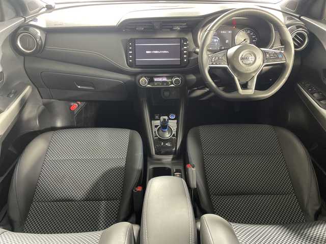 日産 キックス X 神奈川県 2020(令2)年 2.8万km ブリリアントホワイトパール/ピュアブラック 2トーン 2トンカラー部リリアンホワイトパール【XDN】/純正9型SDナビゲーション【MM319D-L】/フルセグ　CD DVD Bluetooth　SD　AM FM /インテリジェントアラウンドビューモニター/インテリジェントルームミラー/セーフティアシスト/プロパイロット/インテリジェントエマージェンシーブレーキ/インテリジェントLI【車線逸脱防止支援システム】/LDW車線逸脱警報/インテリジェントDA【ふらつき警報】/踏み間違い防止アシスト/ハイビームアシスト/アイドリングストップ/SOSコール/電動パーキングブレーキ/オートブレーキホールド/革巻きステアリング/ステアリングスイッチ/アダバンスドドライブアシストディスプレイ/合皮コンビシート/ビルトインETC/社外前方ドライブレコーダー/プッシュスタート/スマートキー/LEDヘッドランプ/オートライト/LEDフロントフォグランプ/純正17インチアルミホイール/シルバールーフレール