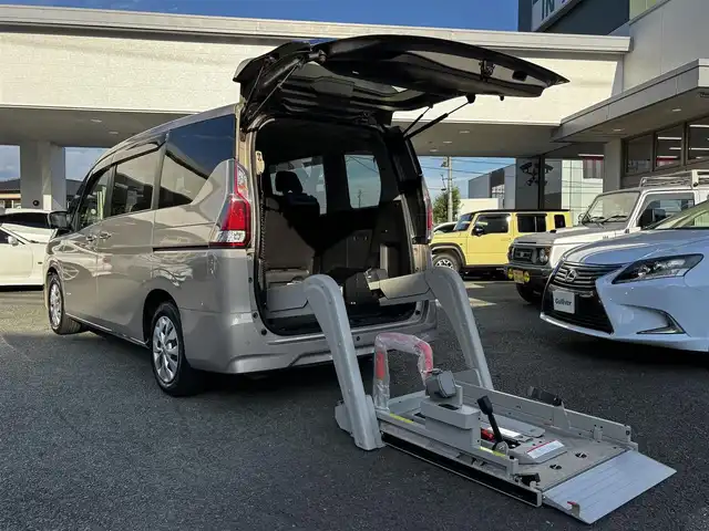 日産 セレナ X 熊本県 2020(令2)年 4.1万km カシミヤグレージュ 福祉車両/【サイドリフト＋リア全自動リフター】/ワンオーナー/純正9型ナビ（MM320D-L）/【フルセグTV/CD/DVD/SD/BT】/全方位カメラ/バックカメラ/ナビ連動前後ドライブレコーダー/エマージェンシーブレーキ/ブラインドスポットモニター/クルーズコントロール/車線逸脱警報/コーナーセンサー/両側パワースライドドア/ビルトインETC2.0/アイドリングストップ/LEDオートライト/電格式ミラー/純正フロアマット/純正ドアバイザー/プッシュスタート/スマートキー/スペアキー/保証書/取扱説明書(ナビ/車両)