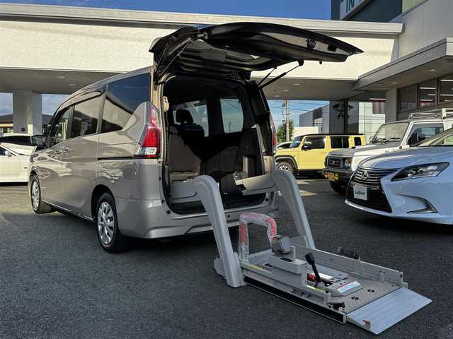 日産 セレナ X 熊本県 2020(令2)年 4.1万km カシミヤグレージュ 福祉車両/【サイドリフト＋リア全自動リフター】/ワンオーナー/純正9型ナビ（MM320D-L）/【フルセグTV/CD/DVD/SD/BT】/全方位カメラ/バックカメラ/ナビ連動前後ドライブレコーダー/エマージェンシーブレーキ/ブラインドスポットモニター/クルーズコントロール/車線逸脱警報/コーナーセンサー/両側パワースライドドア/ビルトインETC2.0/アイドリングストップ/LEDオートライト/電格式ミラー/純正フロアマット/純正ドアバイザー/プッシュスタート/スマートキー/スペアキー/保証書/取扱説明書(ナビ/車両)