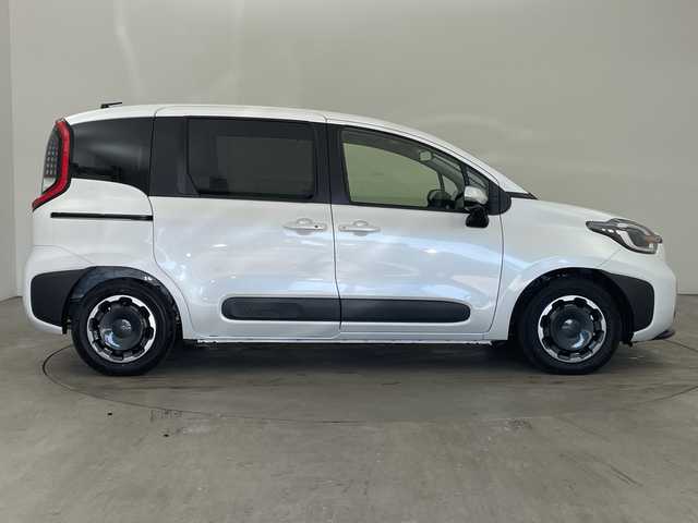 トヨタ シエンタ ハイブリッド Z 兵庫県 2025(令7)年 0.1千km プラチナホワイトパールマイカ ・登録済未使用車/・10.5インチ純正ナビ/・AM・FM・USB・BT・MiraCast/・フルセグTV/・Apple Car Play・AndroidAuto/・バックカメラ/・パノラミックビューモニター/・ビルトインETC2.0/・USB充電ポート/・電子パーキングブレーキ/・オートブレーキホールド/・ドライブモード（パワー・エコ）/・両側パワースライドドア/・革巻きステアリング/・ステアリングスイッチ/・オートライト/・電動格納ミラー/・ウォークスルー/・トヨタセーフティセンス/・レーントレーシングアシスト/・レーンディパーチャーアラート/・プリクラッシュセーフティ/・レーダークルーズコントロール/・ロードサインアシスト/・ドライバー異常時対応システム/・プロアクティブドライビングアシスト/・クリアランスソナー/・リアクロストラフィックアラート/・パーキングサポートブレーキ/・休憩提案/・発進遅れ告知/・ブラインドスポットモニター/・アダプティブハイビームシステム