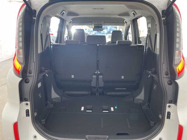 トヨタ シエンタ ハイブリッド Z 兵庫県 2025(令7)年 0.1千km プラチナホワイトパールマイカ ・登録済未使用車/・10.5インチ純正ナビ/・AM・FM・USB・BT・MiraCast/・フルセグTV/・Apple Car Play・AndroidAuto/・バックカメラ/・パノラミックビューモニター/・ビルトインETC2.0/・USB充電ポート/・電子パーキングブレーキ/・オートブレーキホールド/・ドライブモード（パワー・エコ）/・両側パワースライドドア/・革巻きステアリング/・ステアリングスイッチ/・オートライト/・電動格納ミラー/・ウォークスルー/・トヨタセーフティセンス/・レーントレーシングアシスト/・レーンディパーチャーアラート/・プリクラッシュセーフティ/・レーダークルーズコントロール/・ロードサインアシスト/・ドライバー異常時対応システム/・プロアクティブドライビングアシスト/・クリアランスソナー/・リアクロストラフィックアラート/・パーキングサポートブレーキ/・休憩提案/・発進遅れ告知/・ブラインドスポットモニター/・アダプティブハイビームシステム