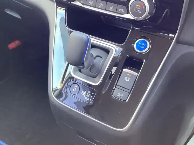 日産 セレナ e－パワー ハイウェイスター V 三重県 2021(令3)年 4.2万km ブリリアントホワイトパール プロパイロット/レーダークルーズコントロール/純正9インチナビ/フルセグ/Bluetooth/DVD再生/アラウンドビューモニター/両側パワースライドドア/左側ハンズフリースライドドア/LEDヘッドライト/LEDフォグライト/インテリジェントルームミラー/インテリジェントキー/プッシュスタート/電子パーキングブレーキ/ビルトインETC/シートバックテーブル/純正15インチアルミ