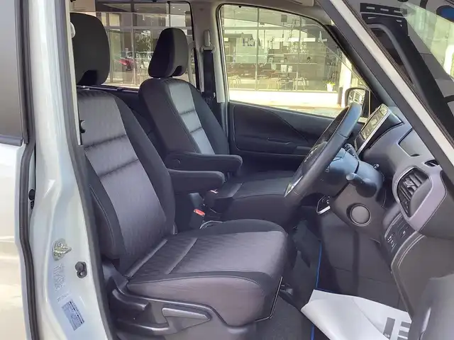 日産 セレナ e－パワー ハイウェイスター V 三重県 2021(令3)年 4.2万km ブリリアントホワイトパール プロパイロット/レーダークルーズコントロール/純正9インチナビ/フルセグ/Bluetooth/DVD再生/アラウンドビューモニター/両側パワースライドドア/左側ハンズフリースライドドア/LEDヘッドライト/LEDフォグライト/インテリジェントルームミラー/インテリジェントキー/プッシュスタート/電子パーキングブレーキ/ビルトインETC/シートバックテーブル/純正15インチアルミ