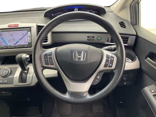 ホンダ フリード ハイブリット 千葉県 2014(平26)年 2.3万km モダンスティールM クルーズコントロール/純正メモリナビ　/バックカメラ　/ＥＴＣ　/スマートキー　/両側パワースライドドア　/電動格納ミラー　/社外サイドバイザー　　/ＬＥＤヘッドライト　/Ｗエアバッグ　/社外スタッドレスタイヤ有