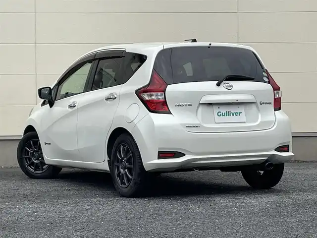 日産 ノート e－パワー メダリスト 茨城県 2017(平29)年 7.8万km ブリリアントホワイトパール 純正ナビ（AM/FM/TV/CD/DVD/Bluetooth）/プッシュスタート/スマートキー/ETC/前方ドライブレコーダー/バックカメラ/社外アルミホイール/純正フロアマット/オートライト/レーンキープアシスト/パワーステアリング/Wエアバック