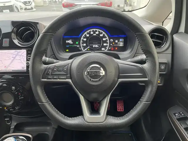 日産 ノート e－パワー メダリスト 茨城県 2017(平29)年 7.8万km ブリリアントホワイトパール 純正ナビ（AM/FM/TV/CD/DVD/Bluetooth）/プッシュスタート/スマートキー/ETC/前方ドライブレコーダー/バックカメラ/社外アルミホイール/純正フロアマット/オートライト/レーンキープアシスト/パワーステアリング/Wエアバック