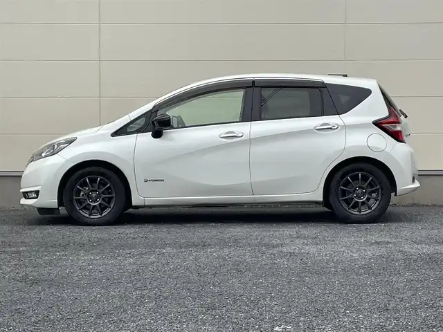 日産 ノート e－パワー メダリスト 茨城県 2017(平29)年 7.8万km ブリリアントホワイトパール 純正ナビ（AM/FM/TV/CD/DVD/Bluetooth）/プッシュスタート/スマートキー/ETC/前方ドライブレコーダー/バックカメラ/社外アルミホイール/純正フロアマット/オートライト/レーンキープアシスト/パワーステアリング/Wエアバック