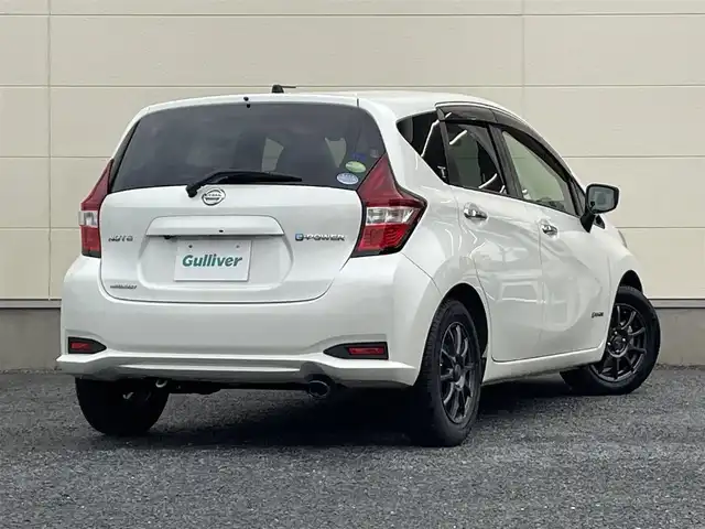日産 ノート e－パワー メダリスト 茨城県 2017(平29)年 7.8万km ブリリアントホワイトパール 純正ナビ（AM/FM/TV/CD/DVD/Bluetooth）/プッシュスタート/スマートキー/ETC/前方ドライブレコーダー/バックカメラ/社外アルミホイール/純正フロアマット/オートライト/レーンキープアシスト/パワーステアリング/Wエアバック