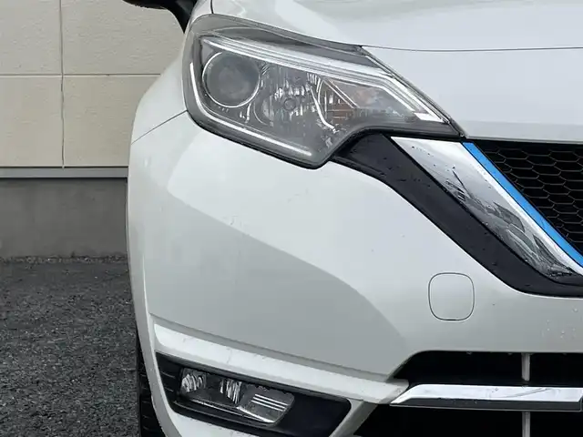 日産 ノート e－パワー メダリスト 茨城県 2017(平29)年 7.8万km ブリリアントホワイトパール 純正ナビ（AM/FM/TV/CD/DVD/Bluetooth）/プッシュスタート/スマートキー/ETC/前方ドライブレコーダー/バックカメラ/社外アルミホイール/純正フロアマット/オートライト/レーンキープアシスト/パワーステアリング/Wエアバック