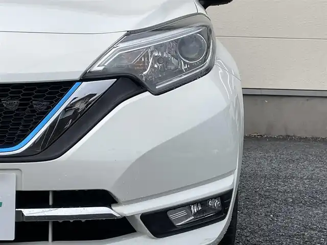 日産 ノート e－パワー メダリスト 茨城県 2017(平29)年 7.8万km ブリリアントホワイトパール 純正ナビ（AM/FM/TV/CD/DVD/Bluetooth）/プッシュスタート/スマートキー/ETC/前方ドライブレコーダー/バックカメラ/社外アルミホイール/純正フロアマット/オートライト/レーンキープアシスト/パワーステアリング/Wエアバック