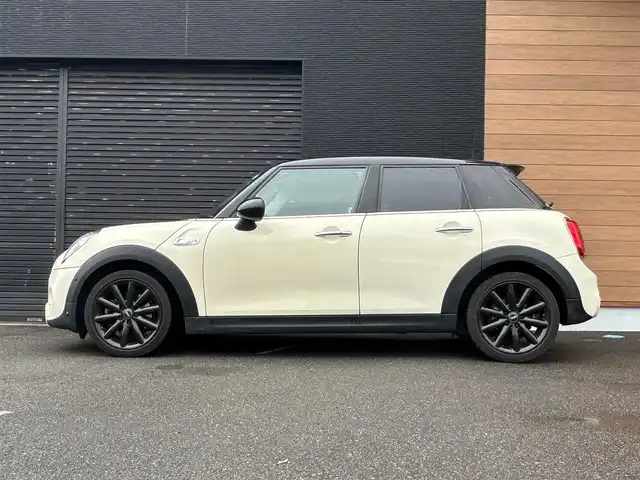 ＭＩＮＩ ミニ クーパー SD 宮崎県 2019(令1)年 4.7万km ペッパー・ホワイト HDDナビ/・Bluetooth /・AM FM/・AUX/・USB/社外フルセグテレビ/バックカメラ/アイドリングストップ/ホワイトシートカバー/アクティブクルーズコントロール/プッシュスタート/ETC/LEDヘッドライト/・オートライト/前後ドライブレコーダー/ユニオンジャックテール/純正17インチブラックアルミホイール