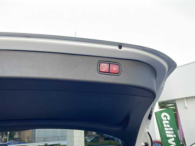 メルセデス・ベンツ Ｍ・ベンツ Ｃ２２０ｄ ステーションワゴン アバンギャルドAMGライン 東京都 2022(令4)年 3.1万km パール カラーコード：885[オパリスホイト】/ベーシックパッケージ/ヘッドアップディスプレイ/ARナビゲーション/パノラミックスライディングルーフ/新車時保証書　取扱説明書/アクティブブレーキアシスト/アクティブディスタンスアシストディストロニック/アクティブブラインドウスポット/アクティブレーンキーピングアシスト/アクティブパーキングアシスト/アイドリングストップ/純正ナビ/フルセグTV/BT/USB/AppleCarPlay/360度カメラ　ETC【2.0】/純正ドライブレコーダー【前後】/ハーフレザーシート/シートヒーター/フロントメモリー付パワーシート/スマートキー×2/LEDヘッドライト/オートライト/パドルシフト付皮巻きハンドル/純正18インチアルミ