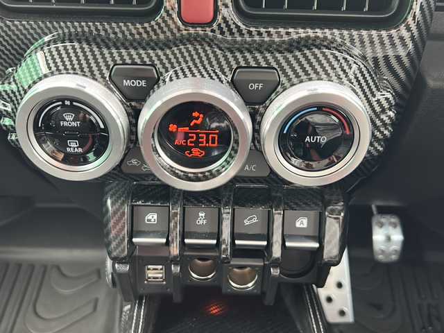 スズキ ジムニー XC 茨城県 2019(令1)年 2.8万km パール 純正ナビゲーション/CD/DVD/Bluetooth/USB入力/横滑り防止装置/衝突被害軽減システム/レーンキープアシスト/コーナーセンサー前後/クルーズコントロール/ダウンヒルアシストコントロール/16インチ純正AW/オートライト/LEDヘッドライト/ETC/スマートキー/エンジンスタートボタン