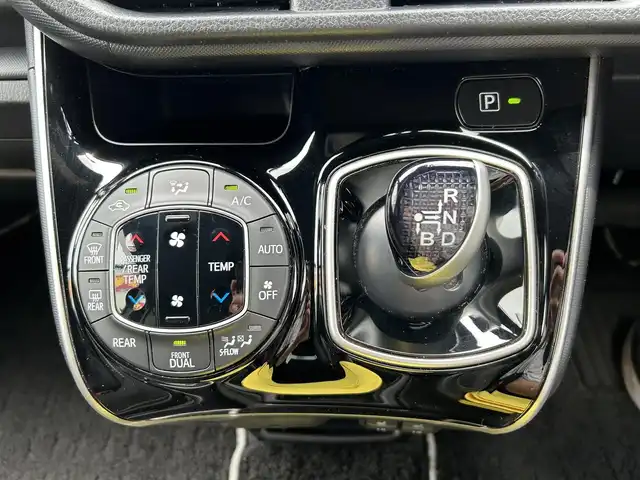 トヨタ ヴォクシー ハイブリッド ZS 煌Ⅱ 和歌山県 2020(令2)年 6.4万km ブラッキッシュアゲハガラスフレーク 純正ナビ/フルセグTV/バックカメラ/（BT/CD/DVD)/プリクラッシュセーフティー/クルーズコントロール/レーンキープ/クリアランスソナー/両側パワースライドドア/ドライブレコーダー/ETC/シートヒーター/純正フロアマット/純正アルミホイール/アイドリングストップ/LEDヘッドライト/フォグランプ/オートライト/オートマチックハイビーム