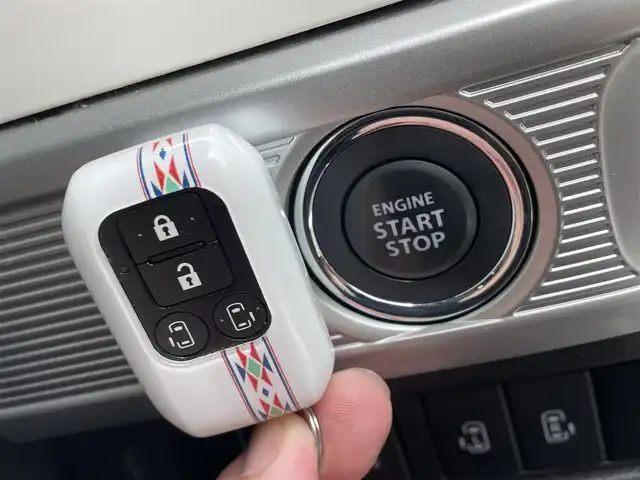 スズキ スペーシア HYBRID X 埼玉県 2018(平30)年 8.3万km ピュアホワイトパール/ブラック2トーン (株)IDOMが運営する【じしゃロン川越店】の自社ローン専用車両になります。/こちらは現金またはオートローンご利用時の価格です。/自社ローンご希望の方は別途その旨お申付け下さい/純正SＤナビ　/全方位カメラ　/フルセグＴＶ　/両側パワースライドドア　/ＥＴＣ　/オートライト　/ルーフレール　/ＬＥＤヘッドライト　/オートライト　/コーナーセンサー　/プッシュスタート　/スマートキー /シートヒーター