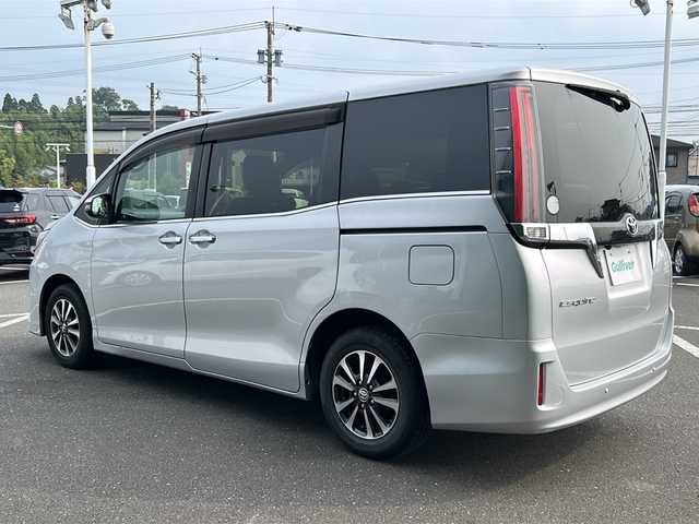 トヨタ エスクァイア Gi 鹿児島県 2019(平31)年 3.3万km シルバーM 純正SDナビ　NSLN-W68/(AM/FM/Bluetooth)/バックカメラ/クルーズコントロール/ビルトインETC/両側パワースライドドア/ドアバイザー/横滑り防止装置/車線逸脱防止機能/オートライト/衝突被害軽減ブレーキ/アイドリングストップ/前席シートヒーター/パワーウィンドウ/パワーステアリング/取扱説明書/保証書