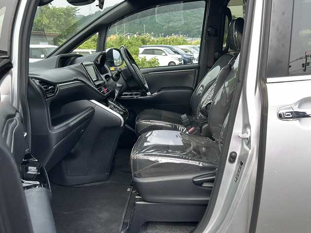 トヨタ エスクァイア Gi 鹿児島県 2019(平31)年 3.3万km シルバーM 純正SDナビ　NSLN-W68/(AM/FM/Bluetooth)/バックカメラ/クルーズコントロール/ビルトインETC/両側パワースライドドア/ドアバイザー/横滑り防止装置/車線逸脱防止機能/オートライト/衝突被害軽減ブレーキ/アイドリングストップ/前席シートヒーター/パワーウィンドウ/パワーステアリング/取扱説明書/保証書