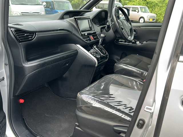トヨタ エスクァイア Gi 鹿児島県 2019(平31)年 3.3万km シルバーM 純正SDナビ　NSLN-W68/(AM/FM/Bluetooth)/バックカメラ/クルーズコントロール/ビルトインETC/両側パワースライドドア/ドアバイザー/横滑り防止装置/車線逸脱防止機能/オートライト/衝突被害軽減ブレーキ/アイドリングストップ/前席シートヒーター/パワーウィンドウ/パワーステアリング/取扱説明書/保証書