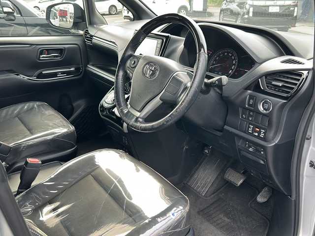 トヨタ エスクァイア Gi 鹿児島県 2019(平31)年 3.3万km シルバーM 純正SDナビ　NSLN-W68/(AM/FM/Bluetooth)/バックカメラ/クルーズコントロール/ビルトインETC/両側パワースライドドア/ドアバイザー/横滑り防止装置/車線逸脱防止機能/オートライト/衝突被害軽減ブレーキ/アイドリングストップ/前席シートヒーター/パワーウィンドウ/パワーステアリング/取扱説明書/保証書