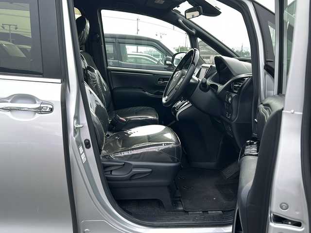 トヨタ エスクァイア Gi 鹿児島県 2019(平31)年 3.3万km シルバーM 純正SDナビ　NSLN-W68/(AM/FM/Bluetooth)/バックカメラ/クルーズコントロール/ビルトインETC/両側パワースライドドア/ドアバイザー/横滑り防止装置/車線逸脱防止機能/オートライト/衝突被害軽減ブレーキ/アイドリングストップ/前席シートヒーター/パワーウィンドウ/パワーステアリング/取扱説明書/保証書