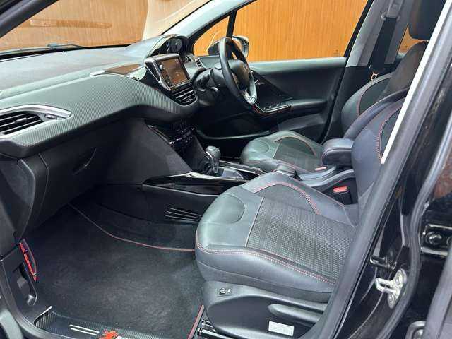 プジョー ２００８ GTライン ブラック&ホワイトED 千葉県 2018(平30)年 3.9万km ペルラネラブラック クルーズコントロール/半革シート/ナビ /TV /CarPlay /Bカメラ /Bluetooth接続 /シートヒーター /パークアシスト /グリップコントロール /衝突軽減ブレーキ  /ドラレコ /ETC