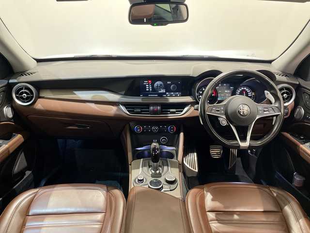 アルファロメオ ステルヴィオ ファーストエディション 新潟県 2018(平30)年 4.7万km 白 FastEdition４００台限定/・harman/kardonプレミアムサウンドシステム/・プレミアムレザーシート（チョコレート）/・グレイオークウッドインテリア/・レッドキャリパー/・FastEdition専用２０インチAW/・アルファ ホワイト（ボディーカラー）/標準装備/・アダプティブクルーズコントロール/・レーンキピングアシスト/・ブラインドスポットモニター/・コーナーセンサー/・バックカメラ/・ミラーヒーター/・パワーシート/・シートヒーター/・ステアリングヒーター/・パワーテールゲート/・Bluetooth/・AppleCarPlay/・ETC