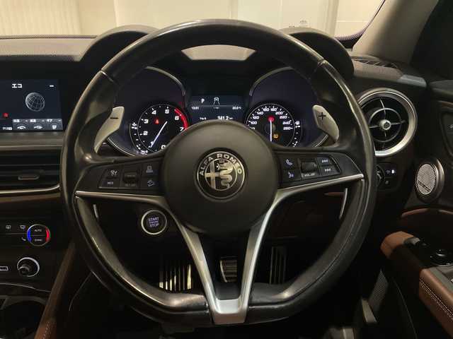 アルファロメオ ステルヴィオ ファーストエディション 新潟県 2018(平30)年 4.7万km 白 FastEdition４００台限定/・harman/kardonプレミアムサウンドシステム/・プレミアムレザーシート（チョコレート）/・グレイオークウッドインテリア/・レッドキャリパー/・FastEdition専用２０インチAW/・アルファ ホワイト（ボディーカラー）/標準装備/・アダプティブクルーズコントロール/・レーンキピングアシスト/・ブラインドスポットモニター/・コーナーセンサー/・バックカメラ/・ミラーヒーター/・パワーシート/・シートヒーター/・ステアリングヒーター/・パワーテールゲート/・Bluetooth/・AppleCarPlay/・ETC