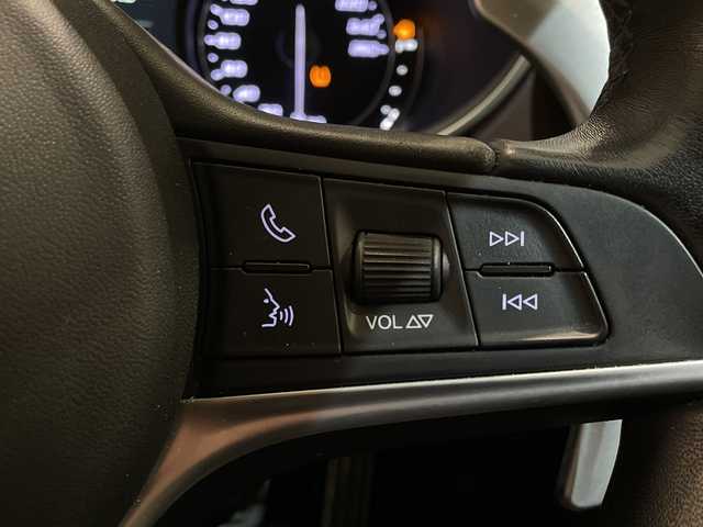 アルファロメオ ステルヴィオ ファーストエディション 新潟県 2018(平30)年 4.7万km 白 FastEdition４００台限定/・harman/kardonプレミアムサウンドシステム/・プレミアムレザーシート（チョコレート）/・グレイオークウッドインテリア/・レッドキャリパー/・FastEdition専用２０インチAW/・アルファ ホワイト（ボディーカラー）/標準装備/・アダプティブクルーズコントロール/・レーンキピングアシスト/・ブラインドスポットモニター/・コーナーセンサー/・バックカメラ/・ミラーヒーター/・パワーシート/・シートヒーター/・ステアリングヒーター/・パワーテールゲート/・Bluetooth/・AppleCarPlay/・ETC