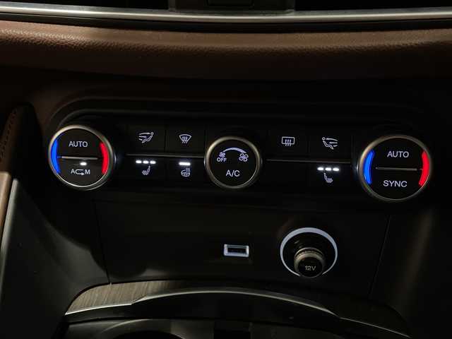 アルファロメオ ステルヴィオ ファーストエディション 新潟県 2018(平30)年 4.7万km 白 FastEdition４００台限定/・harman/kardonプレミアムサウンドシステム/・プレミアムレザーシート（チョコレート）/・グレイオークウッドインテリア/・レッドキャリパー/・FastEdition専用２０インチAW/・アルファ ホワイト（ボディーカラー）/標準装備/・アダプティブクルーズコントロール/・レーンキピングアシスト/・ブラインドスポットモニター/・コーナーセンサー/・バックカメラ/・ミラーヒーター/・パワーシート/・シートヒーター/・ステアリングヒーター/・パワーテールゲート/・Bluetooth/・AppleCarPlay/・ETC