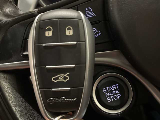 アルファロメオ ステルヴィオ ファーストエディション 新潟県 2018(平30)年 4.7万km 白 FastEdition４００台限定/・harman/kardonプレミアムサウンドシステム/・プレミアムレザーシート（チョコレート）/・グレイオークウッドインテリア/・レッドキャリパー/・FastEdition専用２０インチAW/・アルファ ホワイト（ボディーカラー）/標準装備/・アダプティブクルーズコントロール/・レーンキピングアシスト/・ブラインドスポットモニター/・コーナーセンサー/・バックカメラ/・ミラーヒーター/・パワーシート/・シートヒーター/・ステアリングヒーター/・パワーテールゲート/・Bluetooth/・AppleCarPlay/・ETC