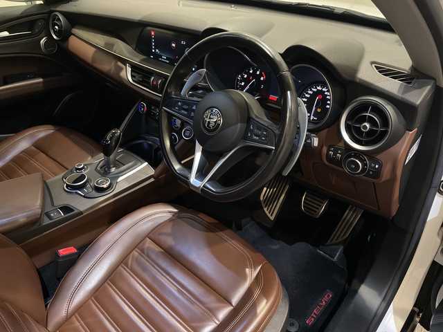 アルファロメオ ステルヴィオ ファーストエディション 新潟県 2018(平30)年 4.7万km 白 FastEdition４００台限定/・harman/kardonプレミアムサウンドシステム/・プレミアムレザーシート（チョコレート）/・グレイオークウッドインテリア/・レッドキャリパー/・FastEdition専用２０インチAW/・アルファ ホワイト（ボディーカラー）/標準装備/・アダプティブクルーズコントロール/・レーンキピングアシスト/・ブラインドスポットモニター/・コーナーセンサー/・バックカメラ/・ミラーヒーター/・パワーシート/・シートヒーター/・ステアリングヒーター/・パワーテールゲート/・Bluetooth/・AppleCarPlay/・ETC